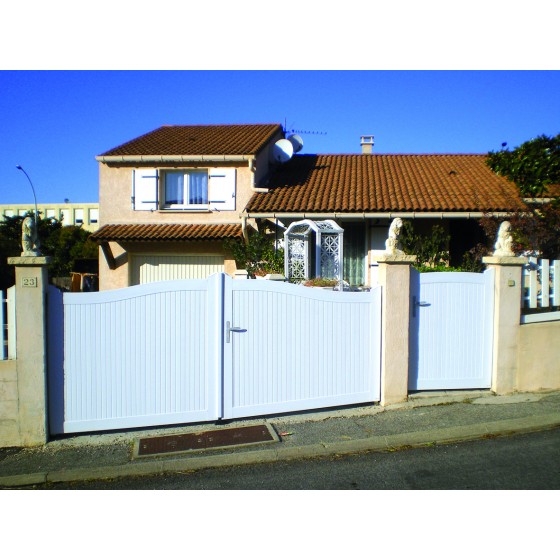 Portail contemporain plein en PVC