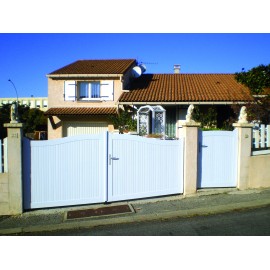 Portail contemporain plein en PVC